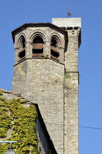 Glockenturm von Cordes-sur-ciel in Frankreich — Stockfoto