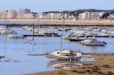 Düşük tide Pornichet Fransa limanda