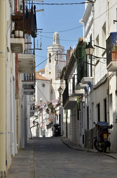 Alley en kerk van Cadaques in Spanje — Stockfoto