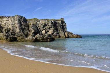 Plaj ve cliff Quiberon Yarımadası Fransa