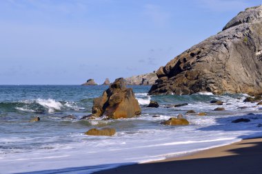 Plaj ve cliff Quiberon Yarımadası Fransa