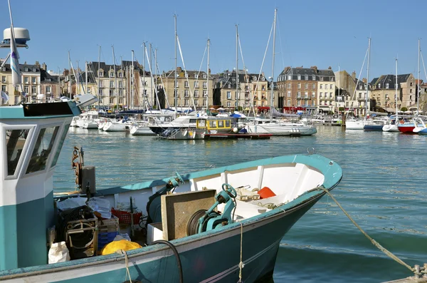 Barco de pesca en Dieppe en Francia — Foto de Stock