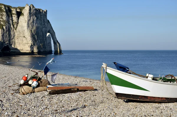Kleine boot op pebble beach Etretat in Frankrijk — Stockfoto