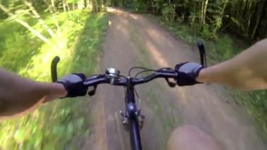 Bisiklet sürüş orman yolda