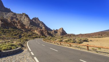 Yolun ortasında dağlar