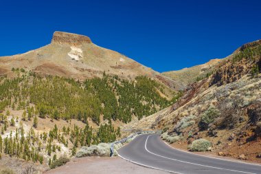 Yolun ortasında dağlar