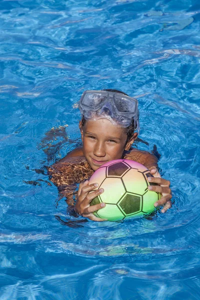 Junge und Ball — Stockfoto