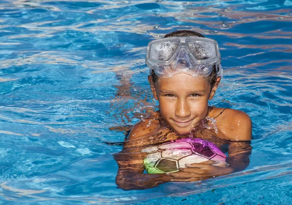 Junge und Ball — Stockfoto