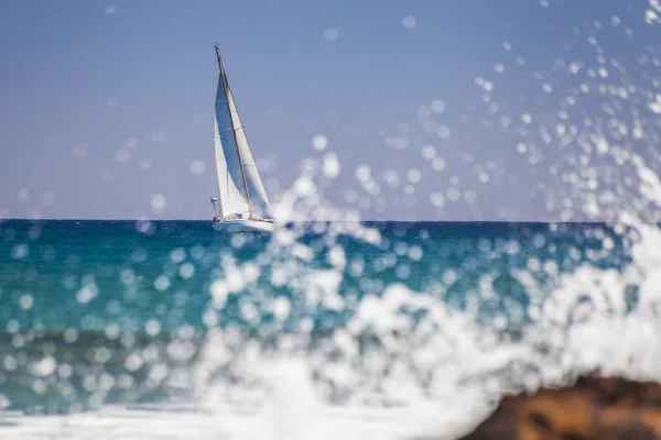 Yacht és kifröccsenő Jogdíjmentes Stock Képek