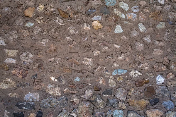 La pared puesta de las viejas piedras sujetadas con arcilla Fotos de stock