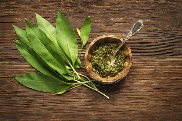 Wilde knoflookpesto — Stockfoto