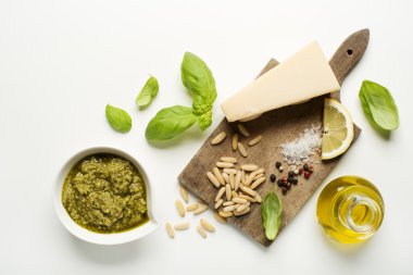 Fesleğen pesto için malzemeler.