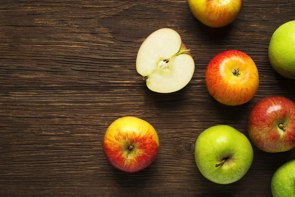 Bunte Äpfel auf weißem Grund — Stockfoto