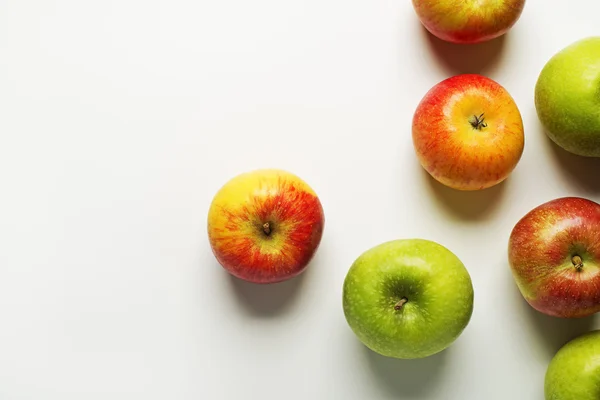 Bunte Äpfel auf weißem Grund — Stockfoto