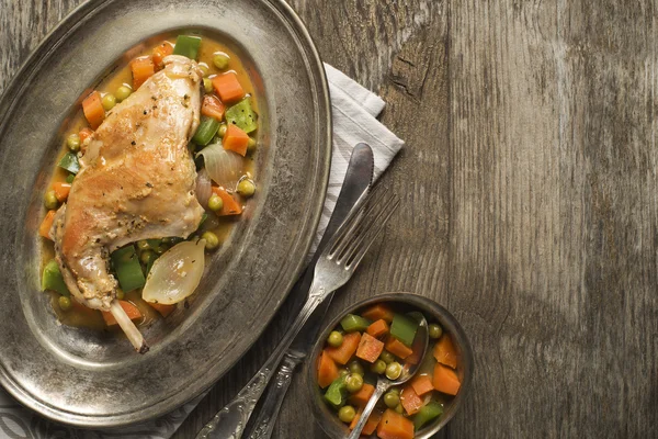 Gebratenes Kaninchenfleisch mit Gemüse. — Stockfoto