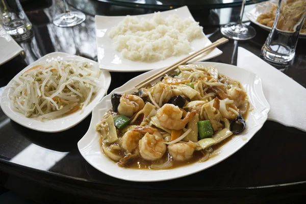 Comida china con camarones . — Foto de Stock