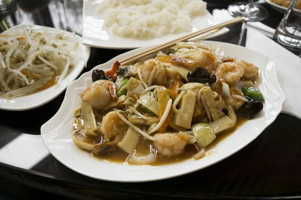 Comida china con camarones — Foto de Stock