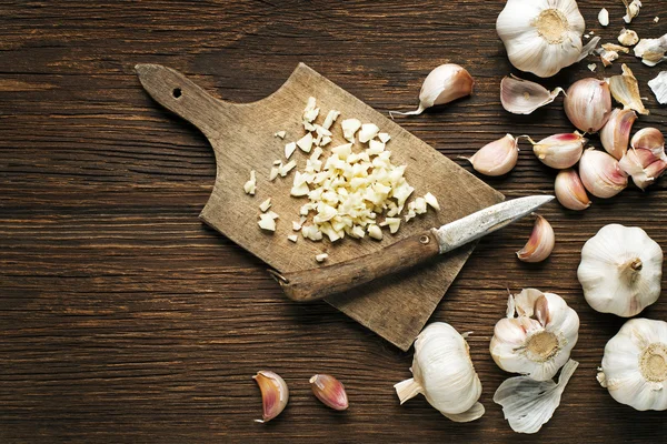 Garlic cloves on wood — Stock Photo, Image