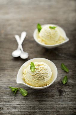 Ahşap arka plan üzerinde vanilyalı dondurma.