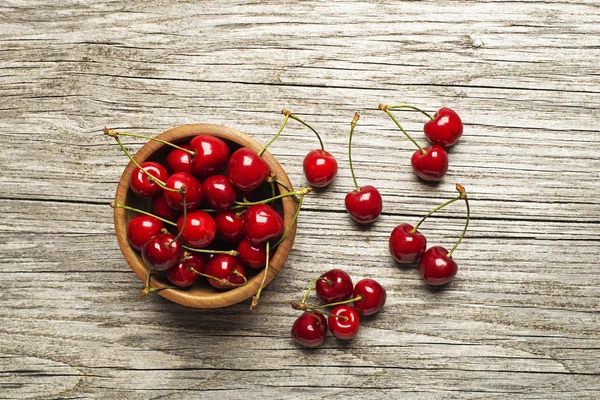 Cherry w koszyku na podłoże drewniane. — Zdjęcie stockowe