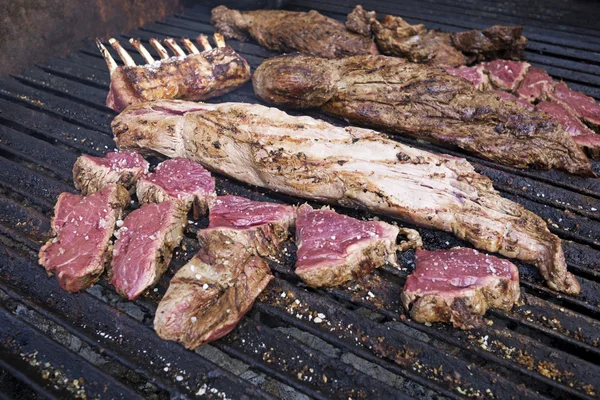 Carne assada na grelha — Fotografia de Stock