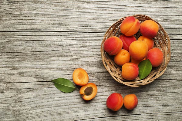 Frutas frescas de albaricoques —  Fotos de Stock