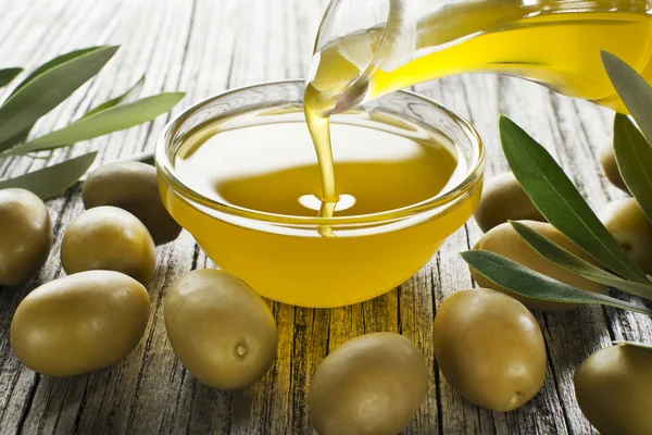 Versare olio d'oliva — Foto Stock
