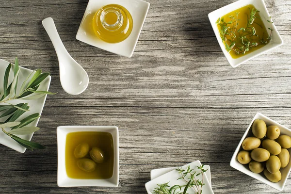 Olivenöl auf Holztisch — Stockfoto