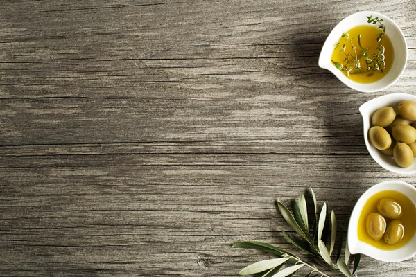 Olivenöl mit Kräutern — Stockfoto