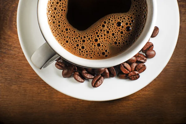 Свежий кофе в зернах — стоковое фото