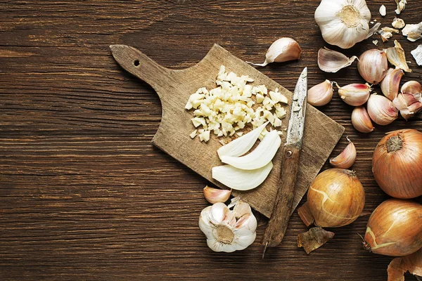 Knoblauch und Zwiebeln zum Kochen — Stockfoto