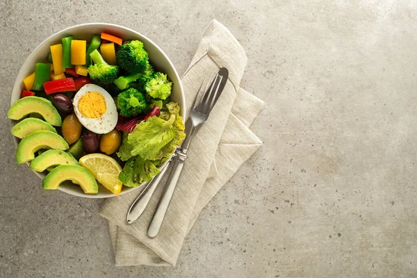 Zdrowy Posiłek Sałatkowy Jajkiem Awokado Mieszane Świeże Warzywa Szarym Tle — Zdjęcie stockowe