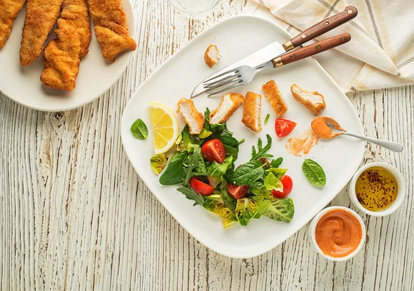 Krokante Kipsteaks Met Groene Salade Tomaat Gefrituurd Kippenmeel Met Groenten — Stockfoto