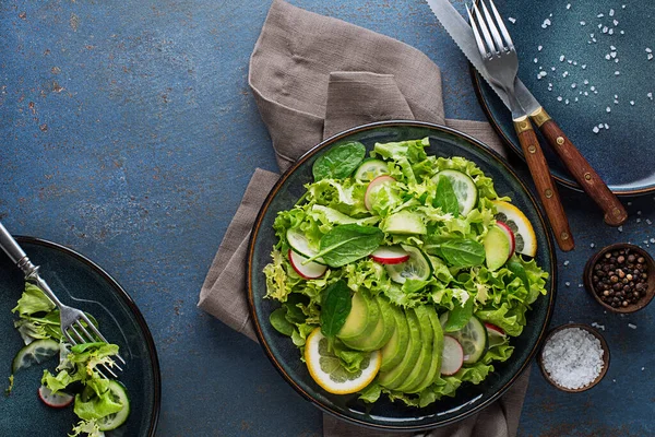 Grön Sallad Med Avokado Och Färska Grönsaker Blå Bakgrund — Stockfoto