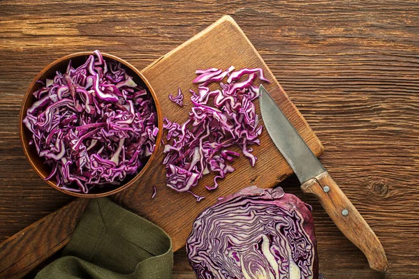 Rotkohl Auf Schneidebrett Auf Holzgrund Schneiden Draufsicht Vegetarisch Schlank Ernährungskonzept — Stockfoto