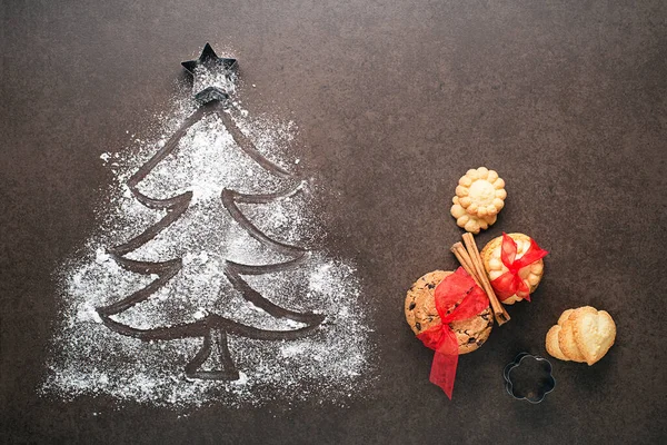 Árbol Navidad Hecho Harina Sobre Una Mesa Oscura Utensilios Cocina — Foto de Stock