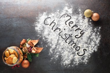 Süslemeler, eşyalar ve kurabiyelerle yapılan mutlu noel metinleri. Noel, kış, yeni yıl konsepti.