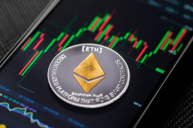 Ethereum kripto para birimi akıllı telefon ticareti. Yakın plan.