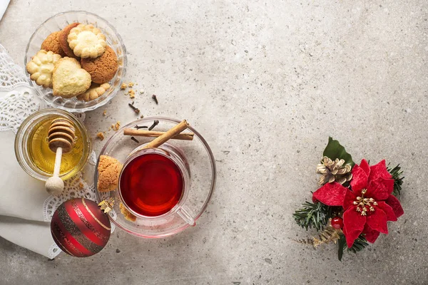 圣诞红葡萄酒或红茶加香料和饼干 圣诞期间的传统热饮 — 图库照片
