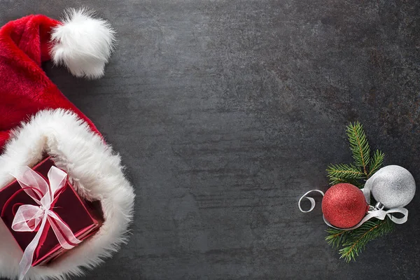 Weihnachten Hintergrund Mit Dekorationsobjekten Und Weihnachtsmütze Weihnachten Winter Neujahrskonzept — Stockfoto