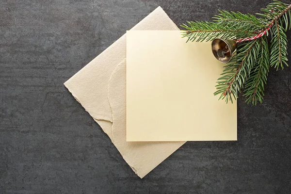 Rama Abeto Navidad Con Nota Tarjeta Papel Acostado Naturaleza Año — Foto de Stock