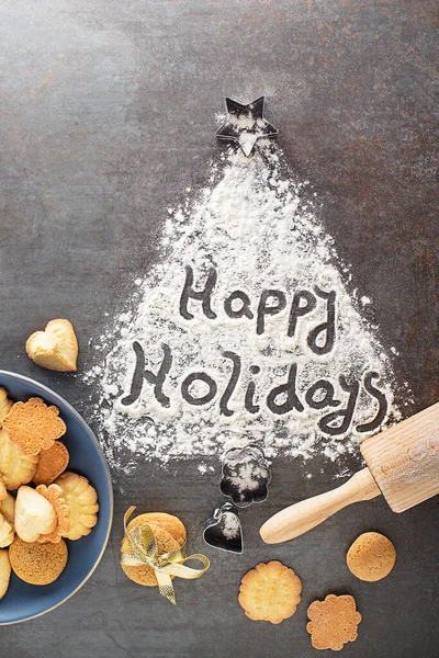 すべての形や大きさのカットアウト砂糖クッキーを作り お祝いや料理のコンセプト 小麦粉で書かれた幸せな休日 ロイヤリティフリーのストック写真
