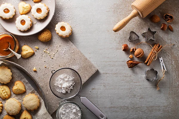 すべての形や大きさのカットアウト砂糖クッキーを作り お祝いと料理のコンセプト ストック写真