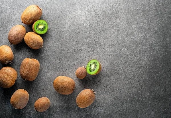 Rijp Hele Kiwi Halve Kiwi Grijze Tafelondergrond — Stockfoto