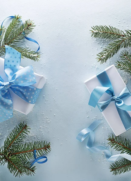 Vacances Fond Bleu Hiver Avec Sapin Boîte Cadeau Vue Supérieure — Photo