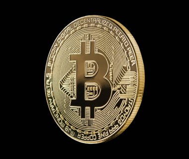 Siyah arka planda izole edilmiş altın bitcoin. Kripto para birimi altın para bitcoin sembolü
