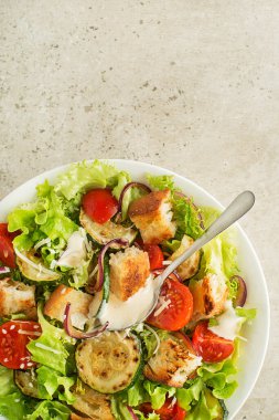 Sağlıklı vejetaryen yemeği yemek, kızarmış ekmek, sebze ve gri arka planda sos yemek. Sağlıklı yemek kasesi