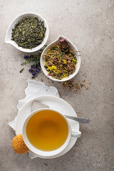 Kopp Med Örter Och Grönt Blad Friska Växtbaserade Läkemedel Koncept — Stockfoto