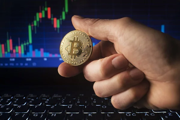 Homens Negócios Segurando Bitcoin Dourado Fundo Gráfico Negociação Computador Bitcoin — Fotografia de Stock