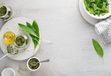 Taze Ramson ya da sarımsaklı pesto yapıyorum. Sağlıklı bahar yemekleri konsepti